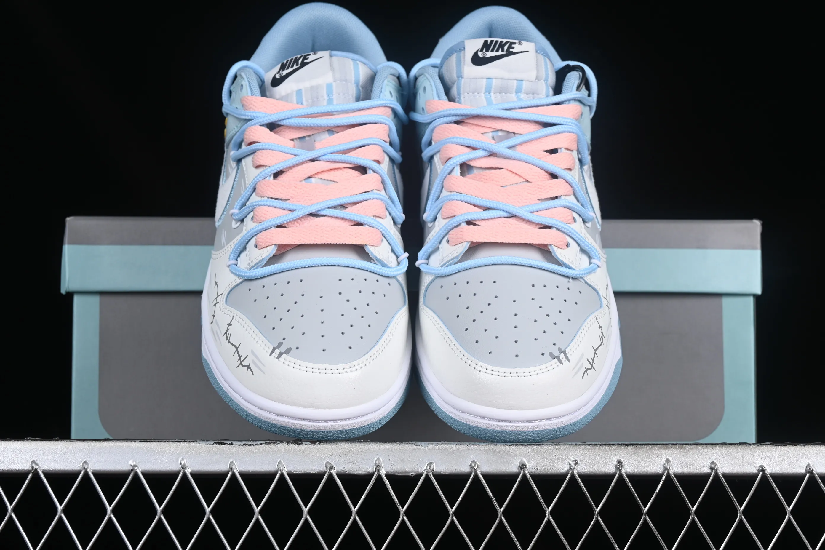 All Categories Nk SB Dunk Series Nk SB Dunk Low Low-top sneakers Nk Dunk Low CNY Made in Cass Hand-painted rabbit Gray blue and white SB strap deconstructed low-top casual sneakers FB1871-011